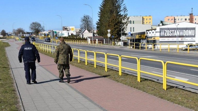 Policjanci kontrolują i konsekwentnie egzekwują nowe przepisy prawa