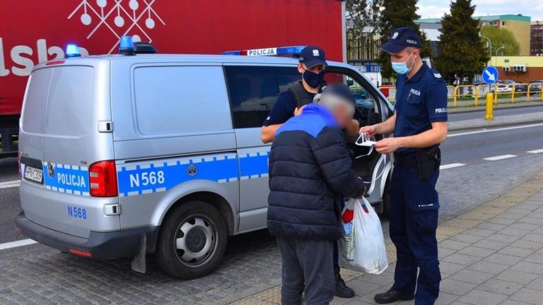 Starogardzcy policjanci rozdawali maseczki