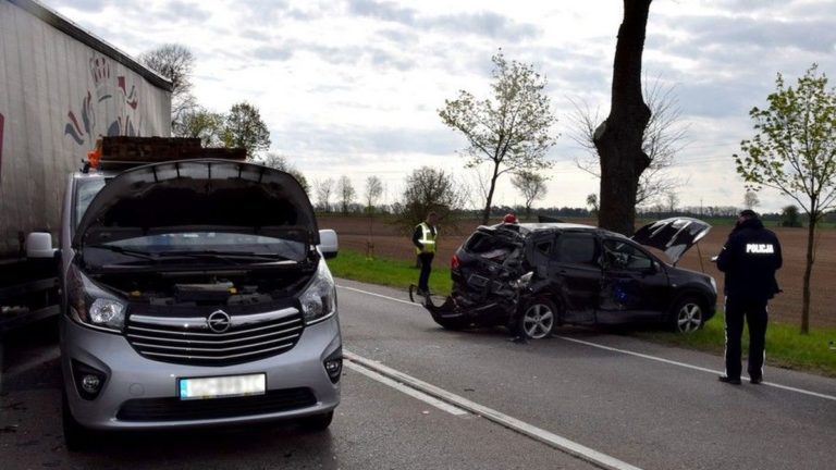 Policjanci pracowali na miejscu wypadu z udziałem ciężarowego volvo