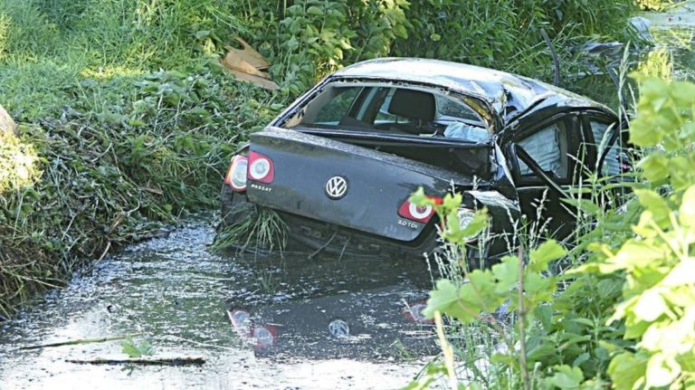 Kierował autem, wpadł do rowu i uciekł bo był poszukiwany