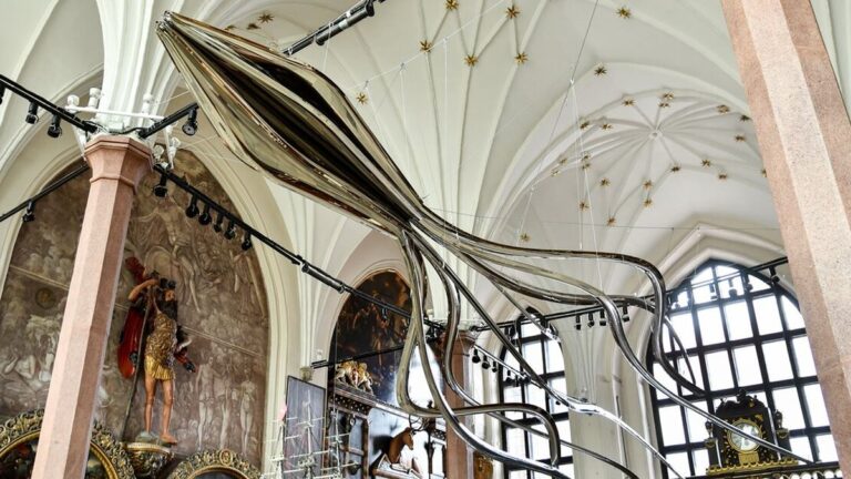 Niesamowita rzeźba ze stali! Wielki Kraken w Dworze Artusa