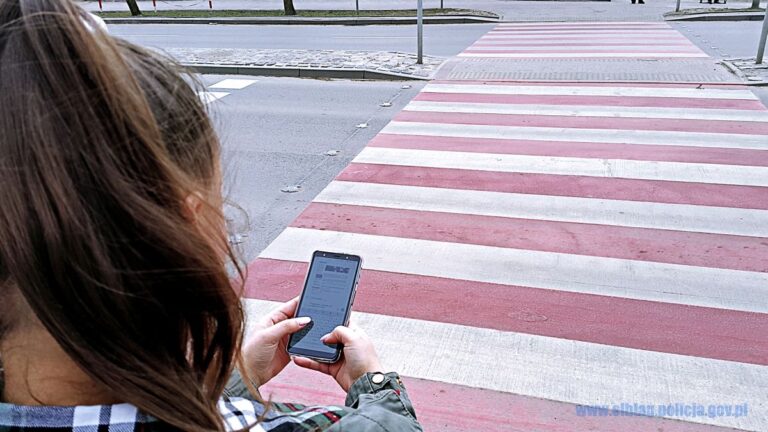 Przed przejściem chowamy telefon i włączamy myślenie. Policja apeluje do pieszych o rozsądek