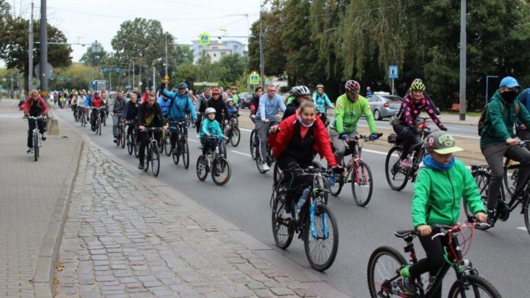 Przejazd rowerowy przez miasto i festyn na Kalbarze