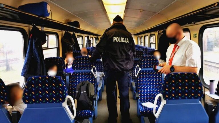 Kontrole policjantów w pociągach i na stacjach pod kątem przestrzegania obostrzeń