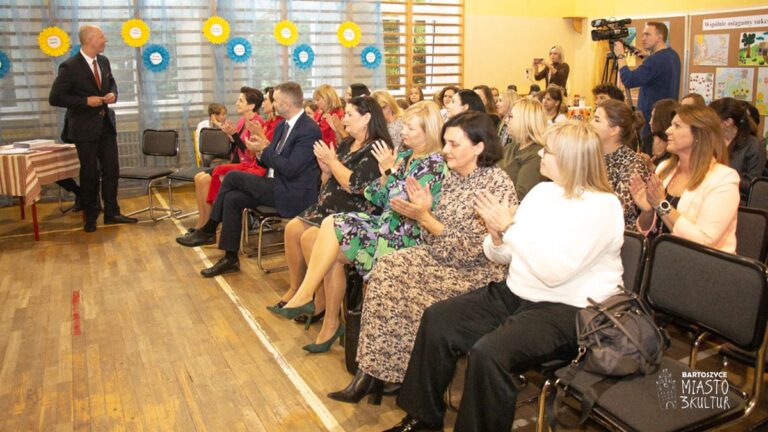 Nauczyciele odebrali nagrody Burmistrza Miasta Bartoszyce z okazji Dnia Edukacji Narodowej