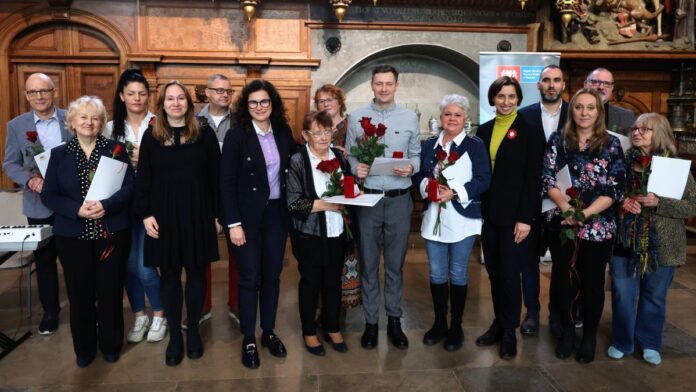 na_zdjeciu_laureaci_zlotych_malw_2022_uroczystosc_7_listopada_br_dwor_artusa_w_gdansku_fot_dominik_paszlinski_www_gdansk_pl