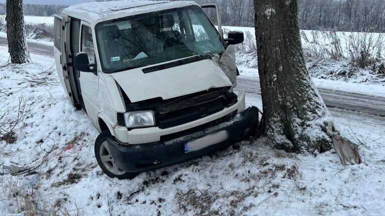 Policjanci pracowali na miejscu wypadku drogowego