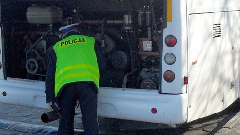 Policjanci rozpoczynają kontrole autobusów