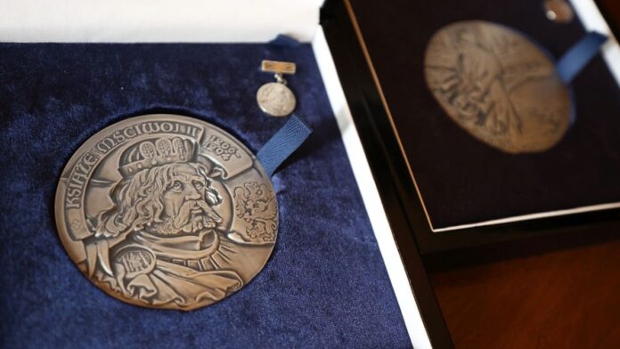 Briefing prasowy Przewodniczącej Rady Miasta Agnieszki Owczarczak o medalach Mściwoja i św. Wojciecha.