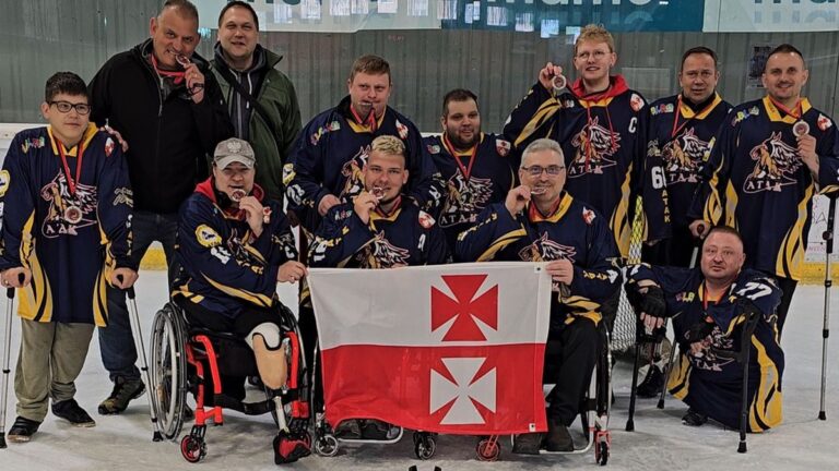 Drużyna IKS ATAK  w&nbsp;Para hokeju na&nbsp;lodzie na&nbsp;turnieju klubowym Tournoi International Para-Hockey Sur Glace