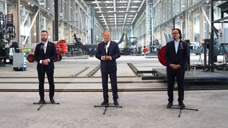 Premier Donald Tusk w&nbsp;fabryce Baltic Towers: Polska stawia na&nbsp;lokalny przemysł i&nbsp;offshore wind