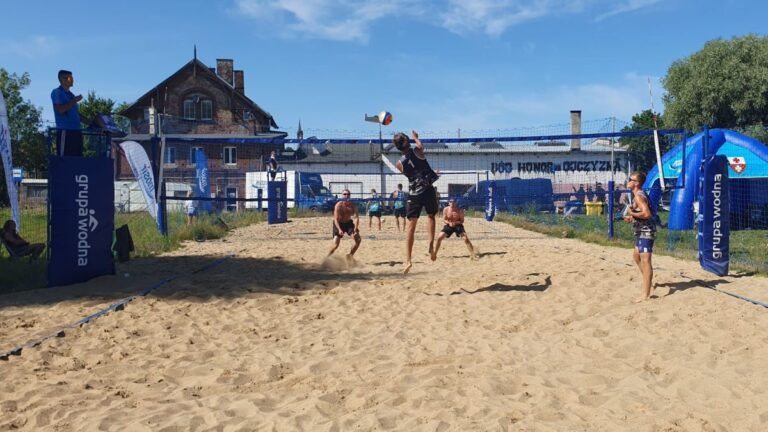 Zagraj w&nbsp;turnieju plażowej piłki siatkowej