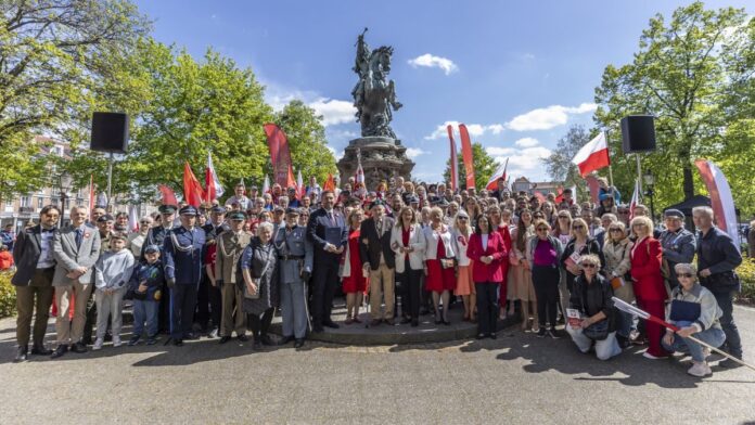 Obchody 234. rocznicy uchwalenia Konstytucji 3 Maja, złożenie kwiatów pod pomnikiem króla Jana III Sobieskiego