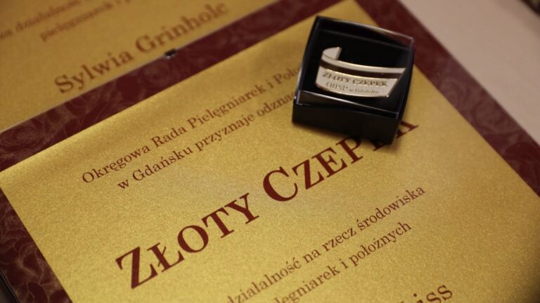 Docenione za&nbsp;serce i&nbsp;profesjonalizm. „Złote Czepki” trafiły do&nbsp;gdyńskich pielęgniarek