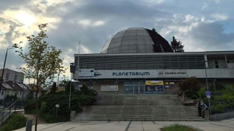 Demontują kopułę planetarium