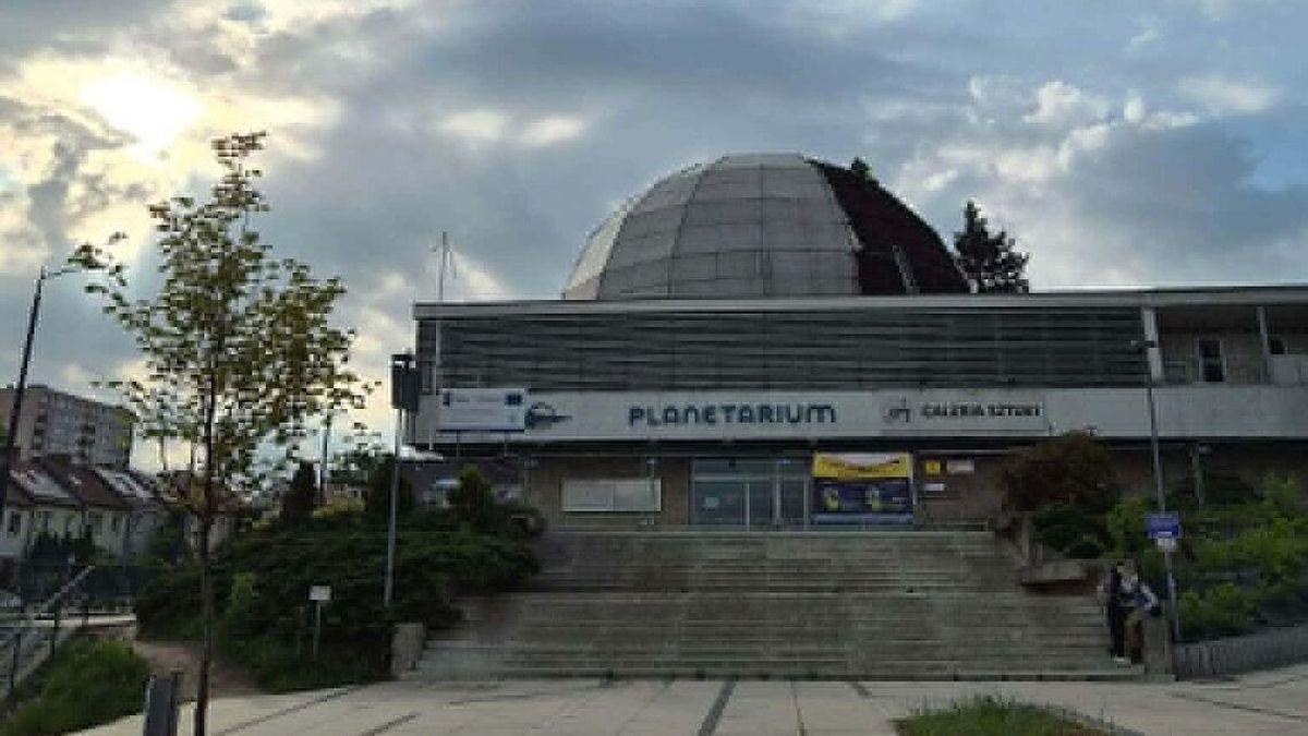 Demontują kopułę planetarium