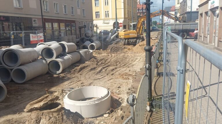 Przebudowa torowiska na&nbsp;ul.&nbsp;1 Maja. Dodatkowe prace zabezpieczą inwestycję na&nbsp;przyszłość