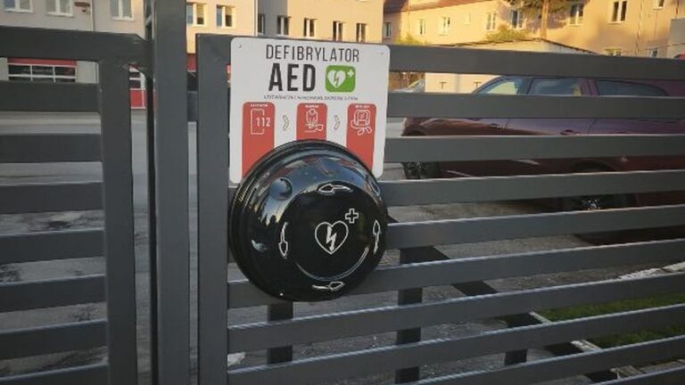 Elbląg stawia na&nbsp;bezpieczeństwo. W&nbsp;mieście pojawią się kolejne defibrylatory AED