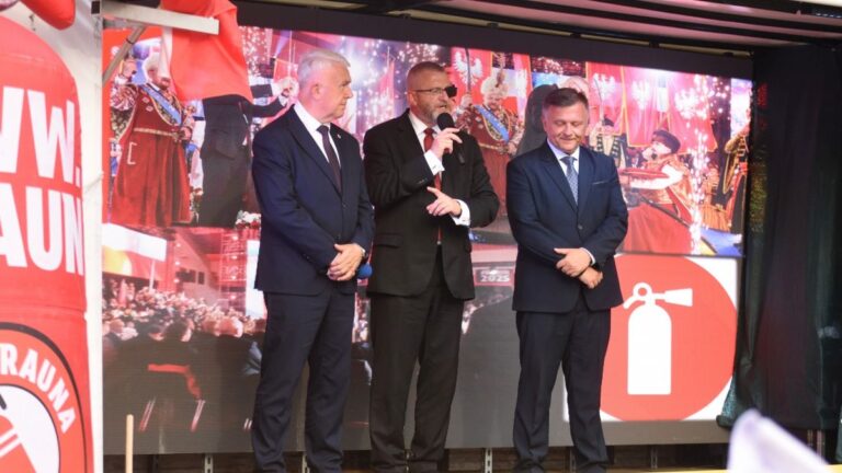 Elbląg nigdy nie&nbsp;zyska na&nbsp;przekopie Mierzei Wiślanej jeśli głównym narzędziem żeglugi będzie kajak! – Przedstawiciele Konfederacji Korony Polskiej przeszli ulicami Elbląga